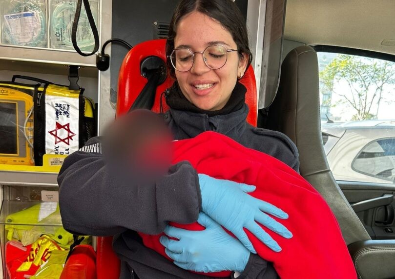תינוק כבן שבוע אותר סמוך לבניין הביטוח הלאומי בחדרה