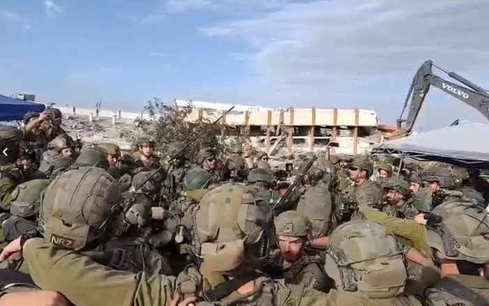 לוחמינו בשירת "אני מאמין" ברצועה סביב רן גואילי הי"ד | צפו