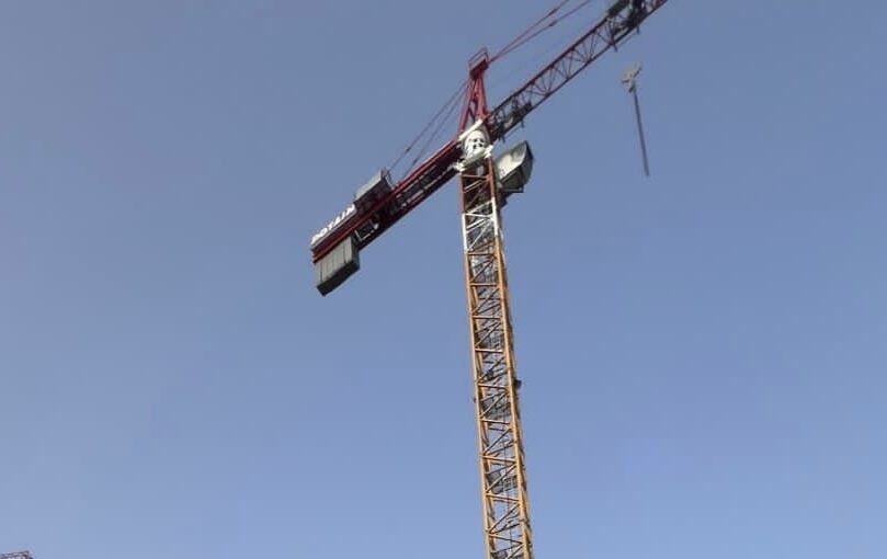 חילוץ מורכב בלוד: שני לכודים על מנוף בגובה רב, אחד מהם פצוע