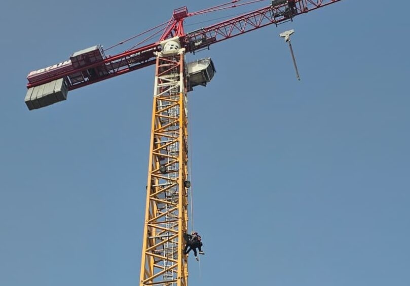 לכודים בגובה 50 מטר: מבצע חילוץ דרמטי בלוד