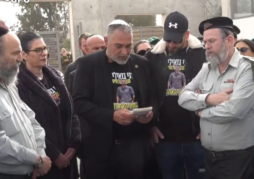 תיעוד מצמרר: איציק גואילי אמר קדיש מול ארונו של רן הי"ד
