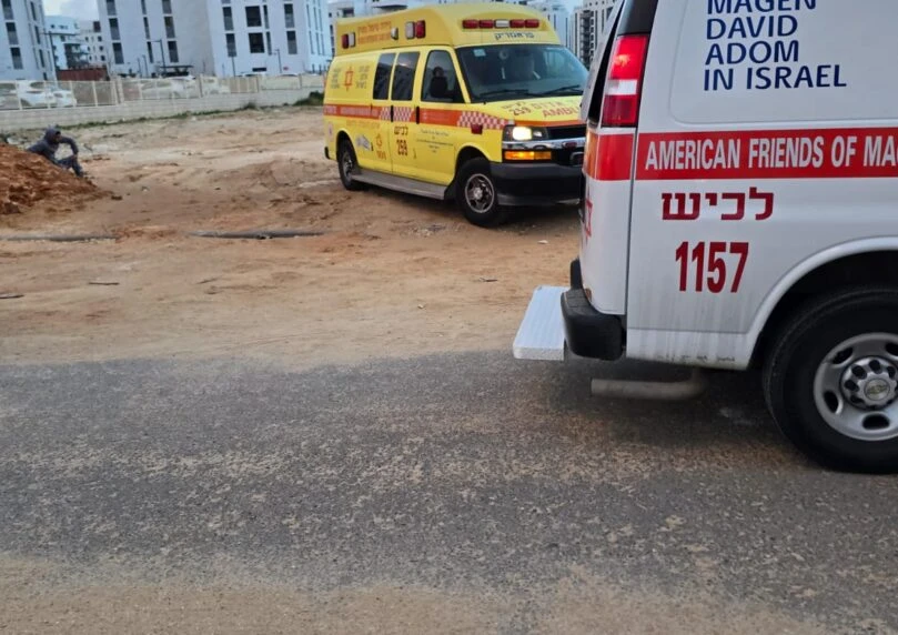 פועל נפל מגובה של 12 מטרים באשקלון, מצבו אנוש