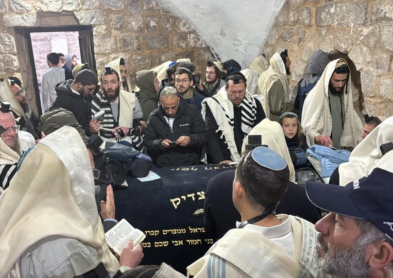 לראשונה מזה 26 שנים: התקיימה תפילת מנחה מרגשת בקבר יוסף