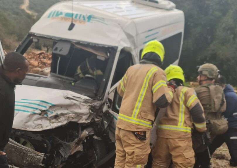 תאונת דרכים סמוך לרבבה: ילדים חולצו מרכב הסעות שעף לתעלה