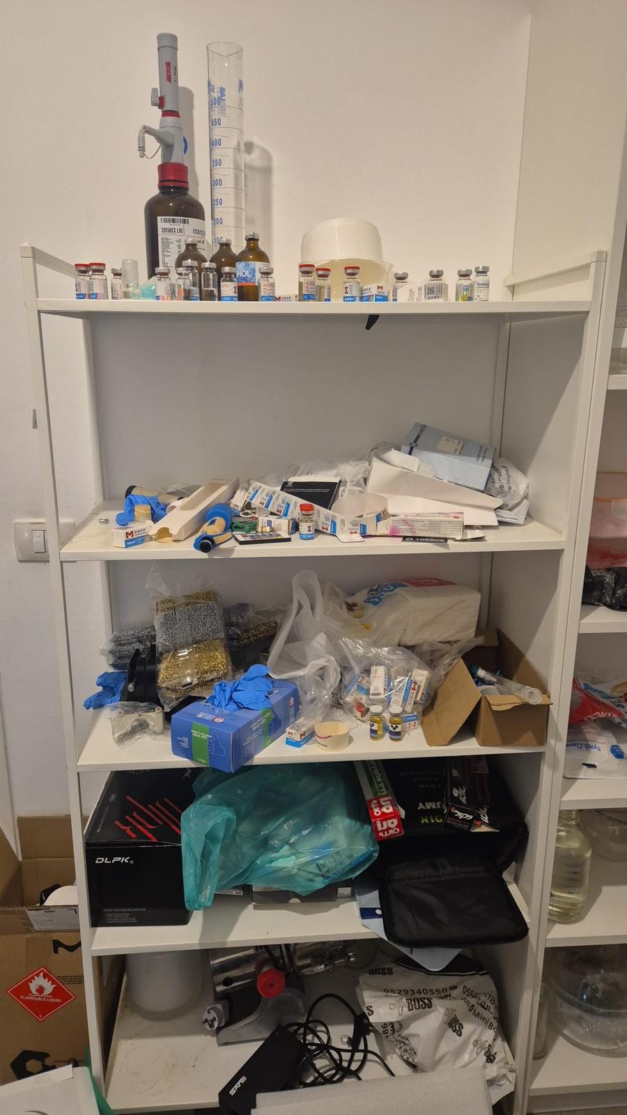 סטודנט לכימיה חשוד שהפעיל מעבדה לייצור תרופות מסוכנות בחדרה