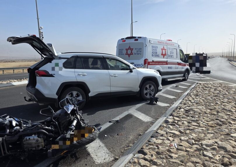כביש 90: שני רוכבי אופנוע בני 20 נפגעו מרכב - מצבם בינוני