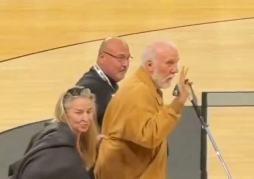 "הלב נשבר": אגדת ה-NBA בהופעה פומבית נדירה ועצובה