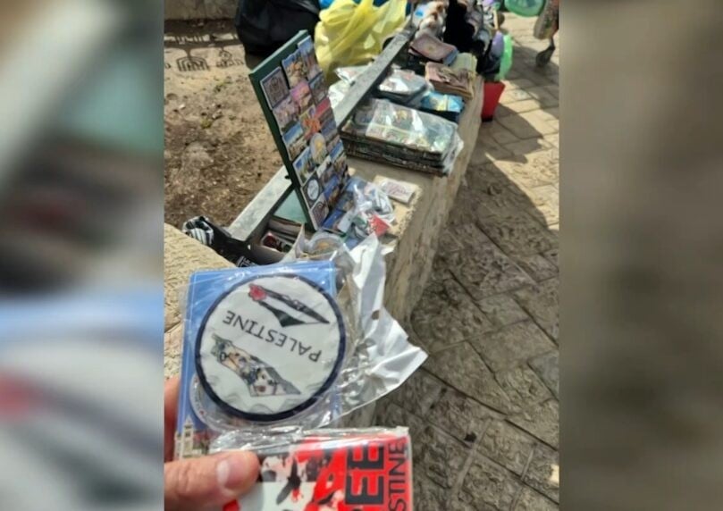 למען "שחרור פלשתין": מה מוכרים לתיירים בדוכן בירושלים?