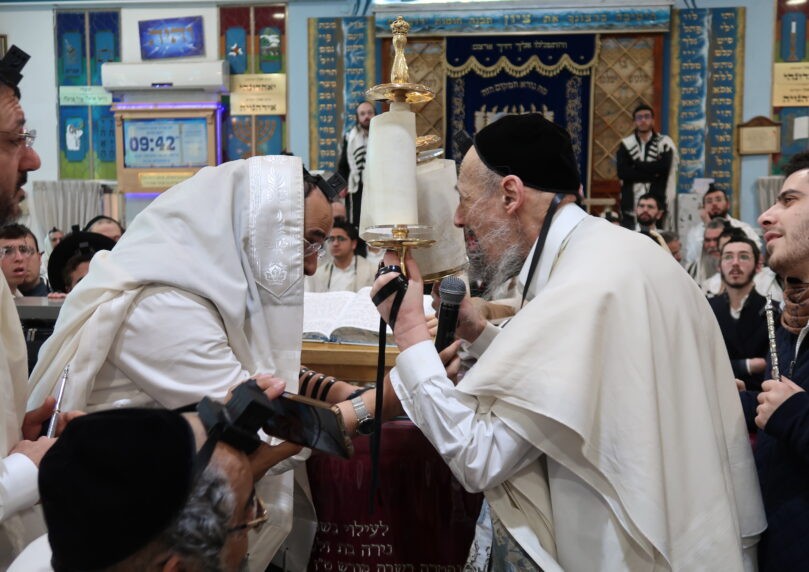 עם כלי נגינה: תפילת ראש חודש חגיגית אצל הרב קוק