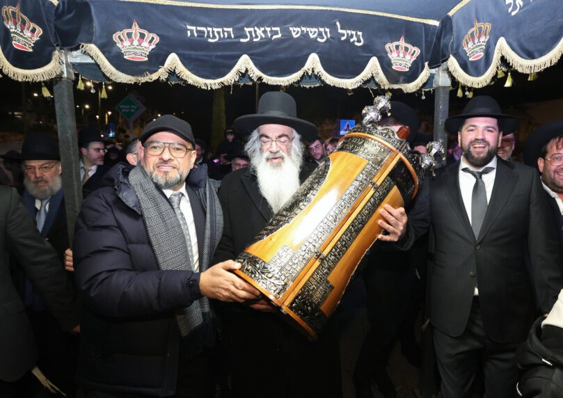 'חניכי' בטלז סטון חגגו הכנסת ס"ת וקביעת מזוזות