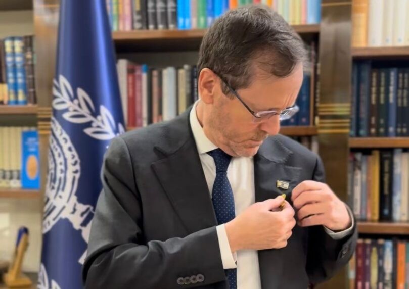 צפו: הנשיא הרצוג מסיר את סיכת החטופים עם שובו של רן גואילי