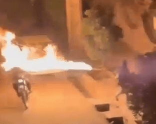 צפו: מפגין איראני מנסה להעלות באש כוח בסיג' - ומוצא להורג