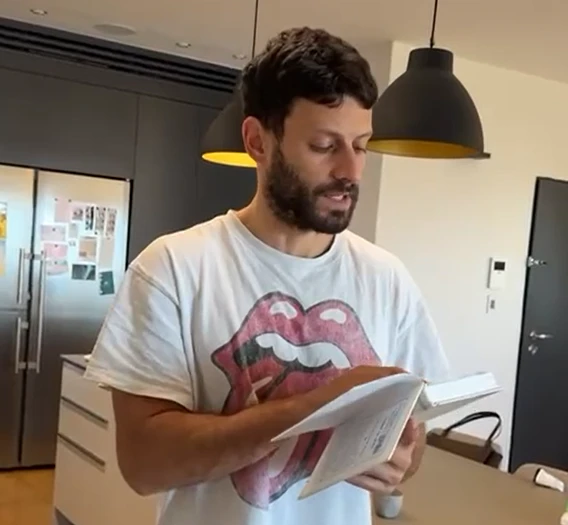 נמסנו: השחקן דניאל ליטמן מלמד את בנו לברך ברכות השחר | צפו