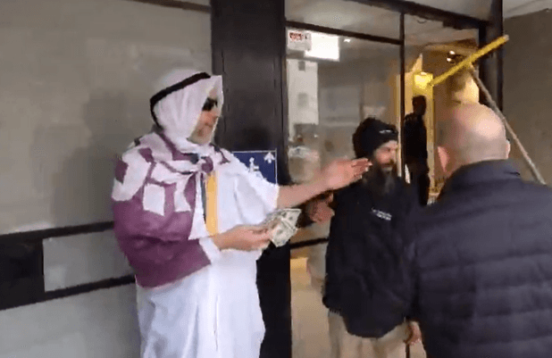 צפו: מפגינים נגד רה"מ פרצו למצודת זאב לבושים בבגדי שייח'