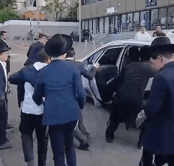 תיעוד חמור: מפגינים בבני ברק תוקפים באלימות רכב נוסע