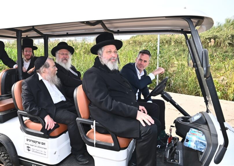 על קלנועית: רבני בני ברק סיירו במתחם הפארק החדש