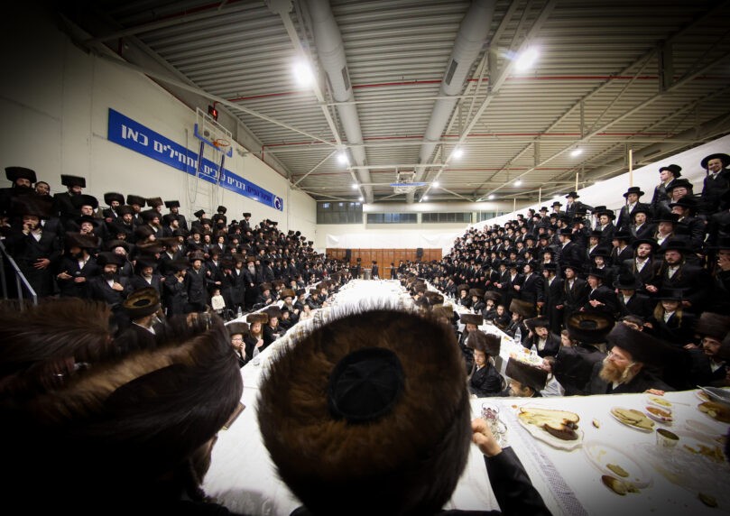 החסידים נהרו: שבת אופרוף ומעמד ה'פארשפיל' בזוועהיל
