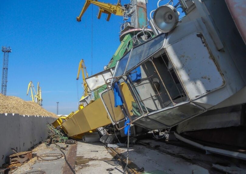 עגורן בתאילנד מחץ רכבת נוסעים: "ראינו אנשים שנשרפו בחיים"