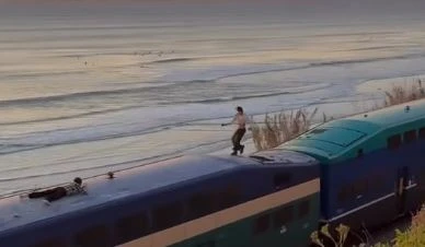 סרטון מסוכן ברשת: צעירים תיעדו את עצמם על גג רכבת נוסעת