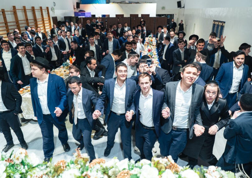 הבחורים סיימו את הש"ס לזכר אביו של חברם