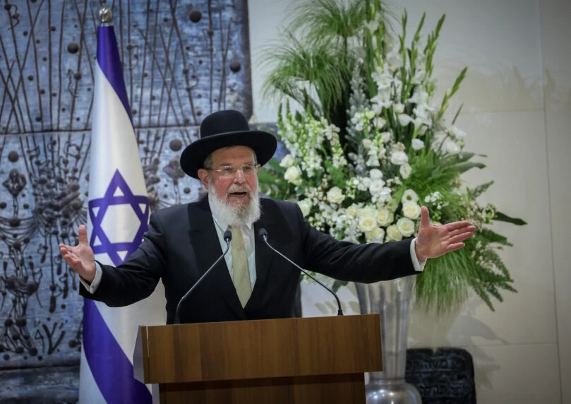 הרב הראשי האשכנזי עבר הבוקר תאונת דרכים: "נבדק בבית החולים"
