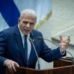 לפיד מגרד את אחוז החסימה בסקרים, ויוצא למתקפה נגד ראשי הגוש