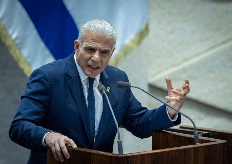 לפיד מגרד את אחוז החסימה בסקרים, ויוצא למתקפה נגד ראשי הגוש