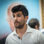 פרסום ראשון: פעיל אחים לנשק מרצה בפני חיילי צה"ל בתשלום