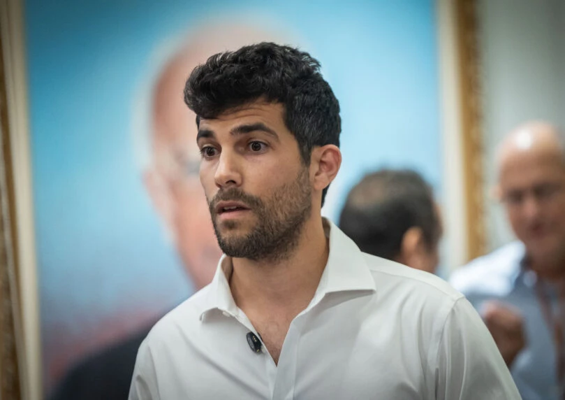 פרסום ראשון: פעיל אחים לנשק מרצה בפני חיילי צה"ל בתשלום