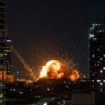 עשרות טילים שוגרו לעבר ישראל, אישה נהרגה מפגיעה ישירה במרכז