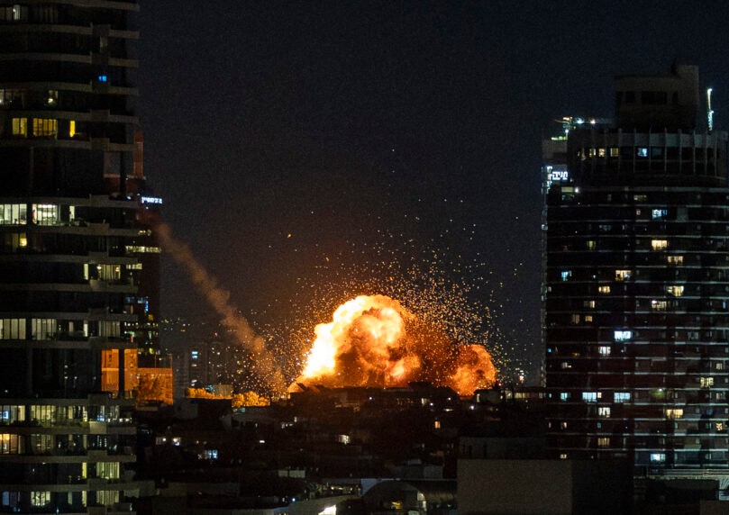 עשרות טילים שוגרו לעבר ישראל, אישה נהרגה מפגיעה ישירה במרכז