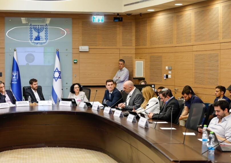 ועדת הכלכלה דנה בחוק אובר: "נהגי המוניות יפוצו במיליארדי שקלים"