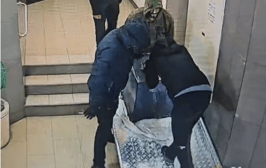 לאור יום: שב"חים פורצים לדירה, גונבים כספת - ונמלטים