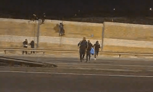 תיעוד בלעדי: עשרות מסתננים ערבים חדרו לשטח המדינה