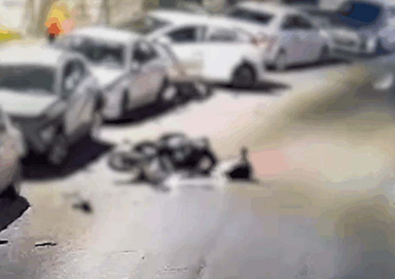 נער רכב על אופנוע ללא רישיון, פגע בהולך רגל - ונמלט | צפו