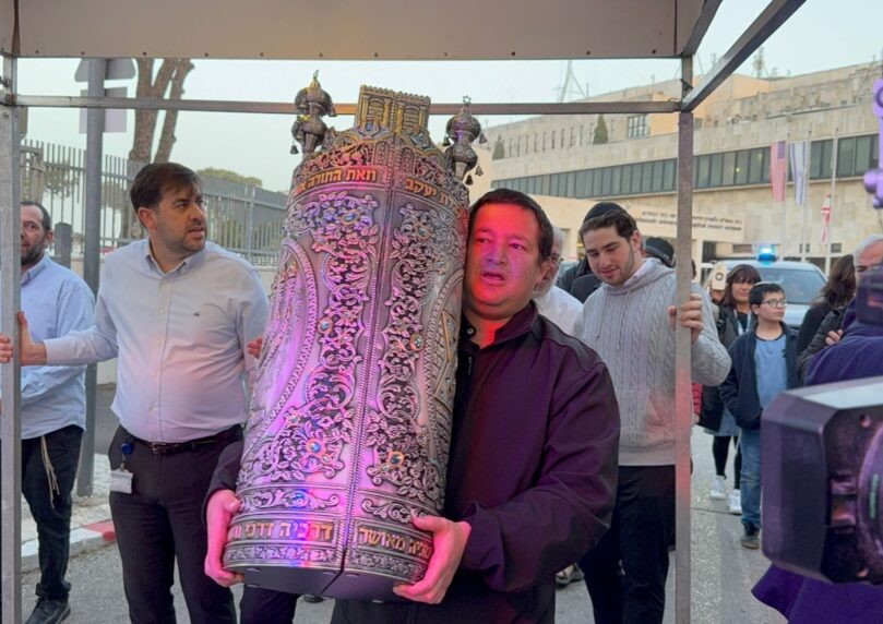 בתרומת צופי ערוץ 14: ספר תורה הוכנס למרכז השיקום בהדסה