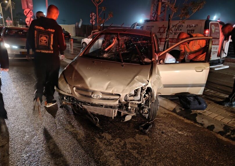צעירה בת 20 נפצעה בינוני לאחר שהתנגשה במעקה סמוך לכפר ברא