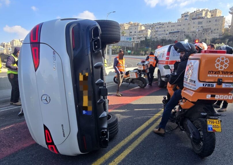 נהג מרצדס יוקרתי התהפך בירושלים, מצבו קל