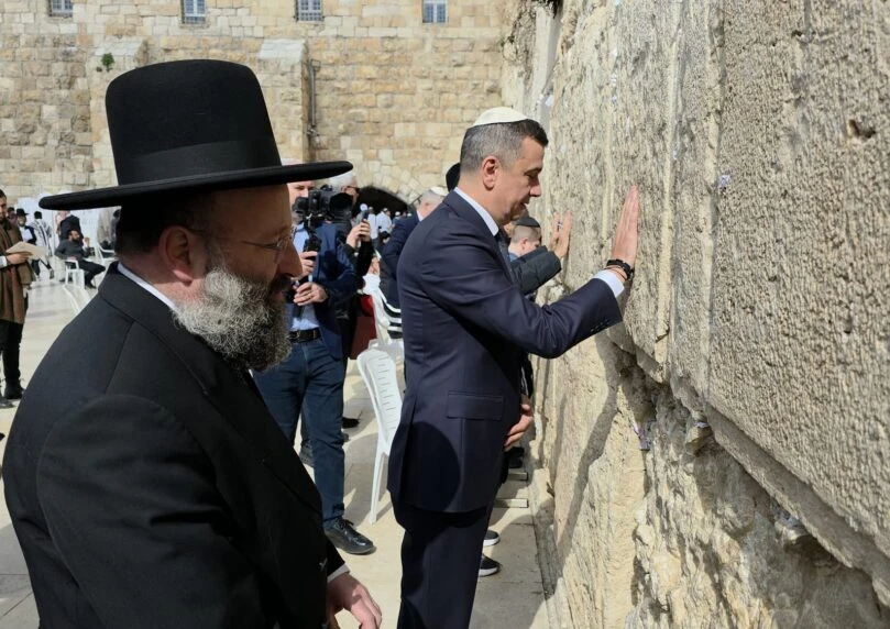 הידידות מתחזקת: בכירים מרומניה ביקרו בכותל המערבי