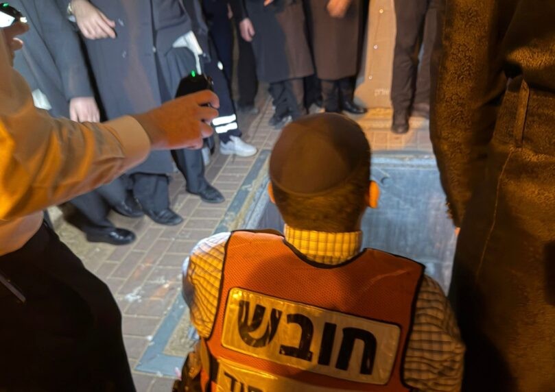 גבר כבן 60 נפל לפיר אשפה בבני ברק וחולץ כשהוא פצוע באורח קל