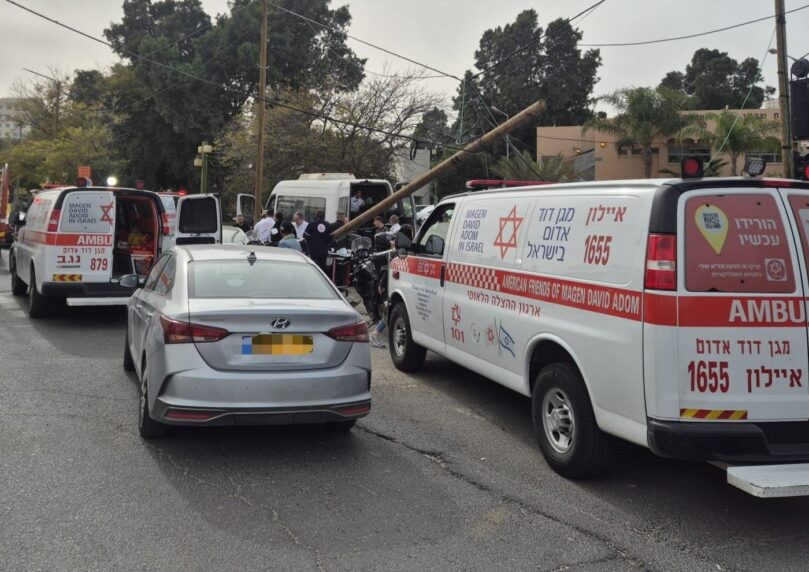 רכב הסעות התנגש בעמוד בבאר שבע - 14 פצועים במקום