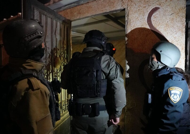 ערבי מחברון נעצר בחשד שזייף מסמכים רשמיים ואישורי שהייה