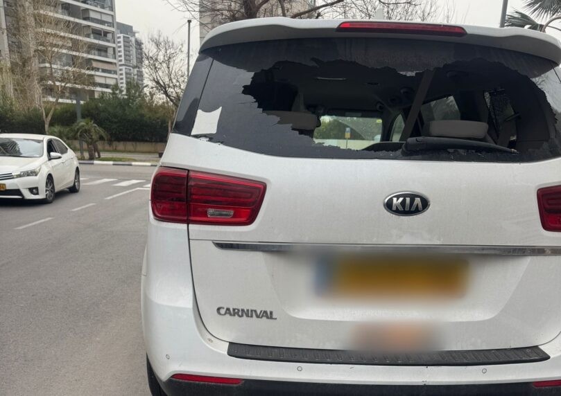 שפל חדש: ניפץ במוט ברזל רכב של נכה וגנב את רכושו