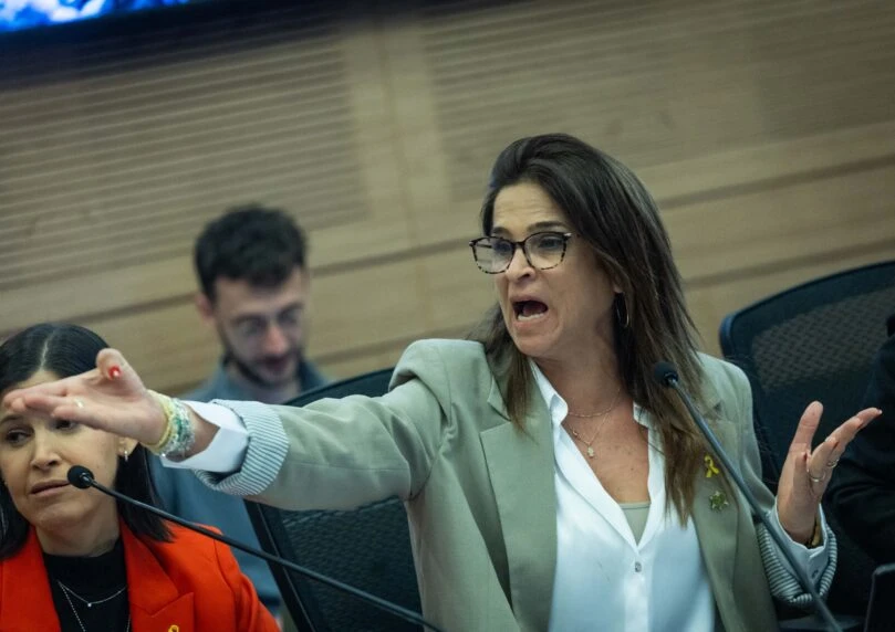 באופוזיציה דרשו דיון דחוף וסתמו לקצינים את הפה: "באו לרמוס"