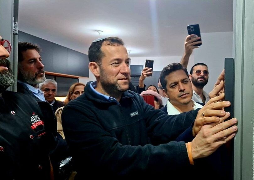 מרגש: קביעת מזוזה בבית עולים מצרפת שעברו לשומרון