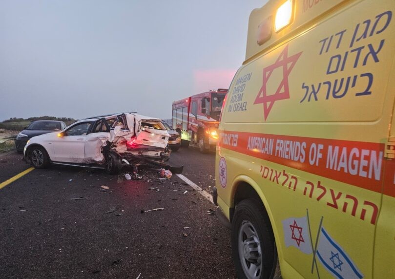 תאונה חזיתית בכביש 2: צעיר במצב קשה, שלושה נפצעו קל ובינוני
