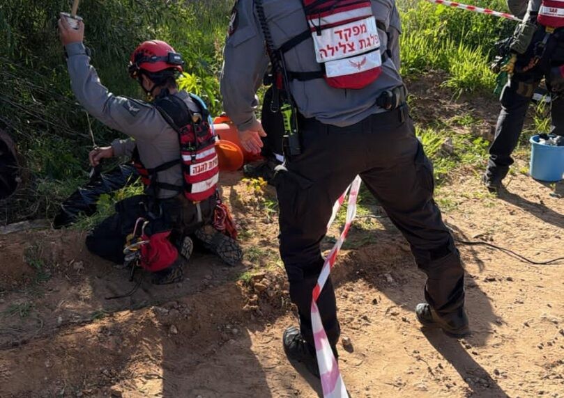 מבצע מורכב בראשון לציון: כלבה חולצה בשלום מבור בעומק 10 מטר
