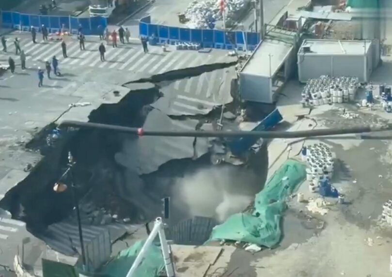 הכביש קרס מול המצלמות: בולען ענק נפער בצומת בשנגחאי | תיעוד