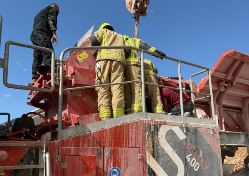 דרמה באתר העבודה: חולץ עובד שרגלו נלכדה במכונה בצפת
