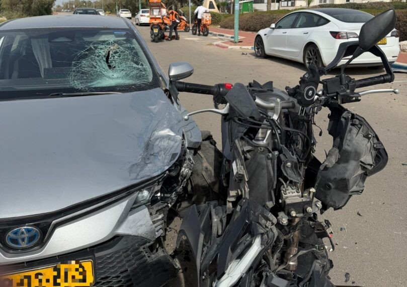 תאונה קשה בצוקי ים: רוכב אופנוע נפגע מרכב ופונה במצב קשה